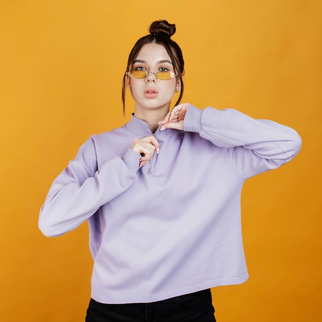 Free photo portrait young woman wearing sunglasses