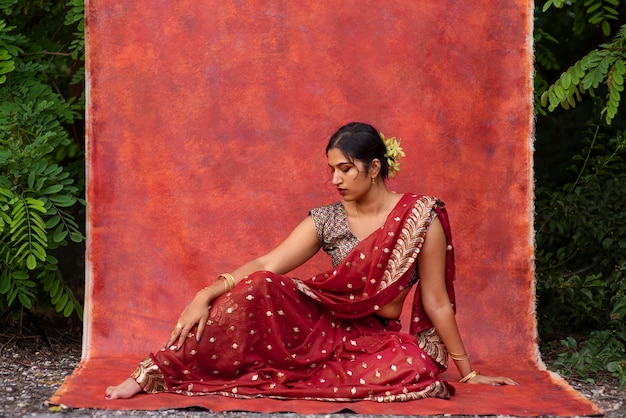 Портрет молодой женщины в традиционной одежде сари