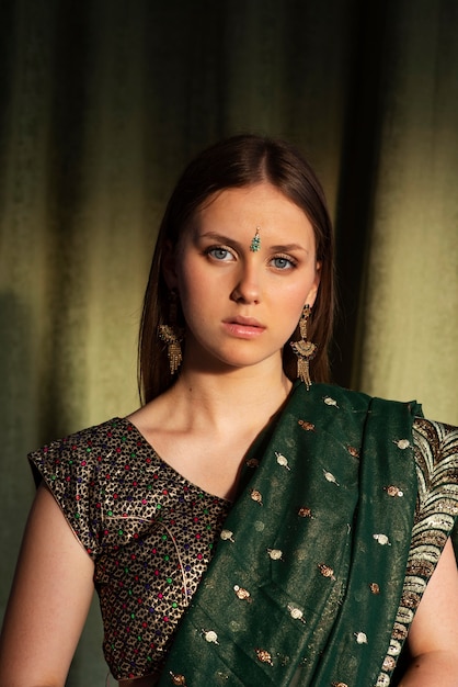 Портрет молодой женщины в традиционной одежде сари