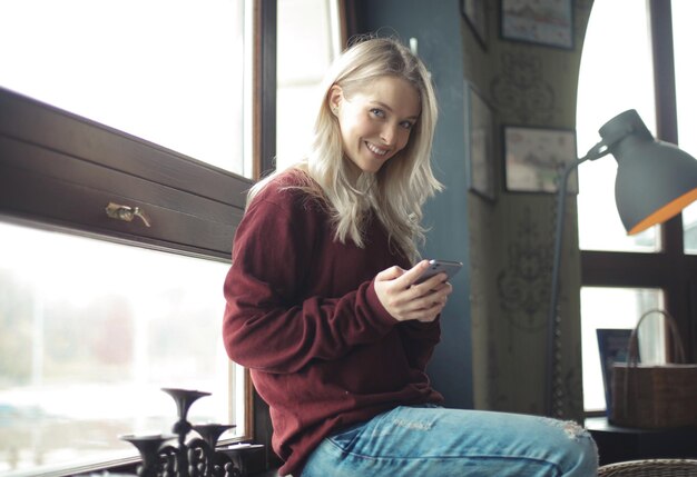 портрет молодой женщины во время использования смартфона