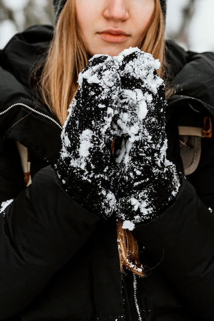 Foto gratuita giovane donna del ritratto sulla fine del giorno di inverno su