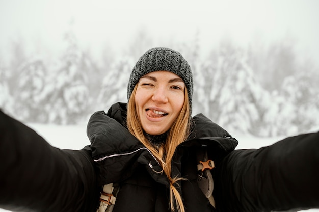 Foto gratuita giovane donna del ritratto sulla giornata invernale