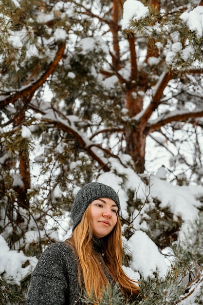 Foto gratuita giovane donna del ritratto sulla giornata invernale