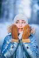 Foto gratuita ritratto di giovane donna in giacca invernale