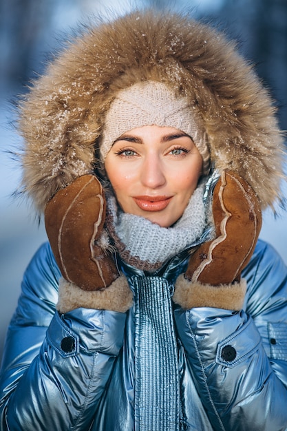 Foto gratuita ritratto di giovane donna in giacca invernale