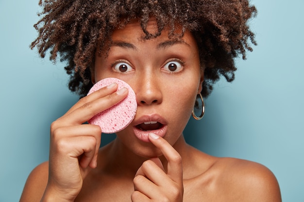 Ritratto di giovane donna con taglio di capelli afro