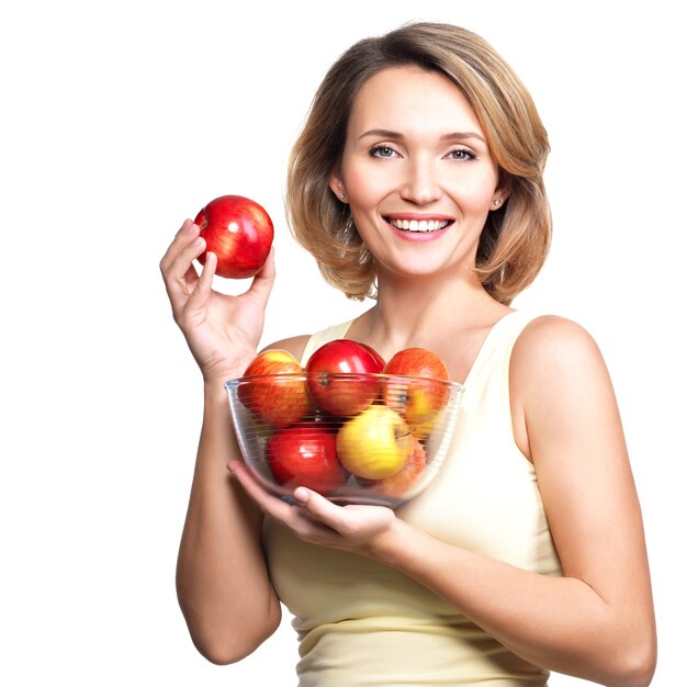 Портрет молодой женщины с яблоками, изолированных на белом.