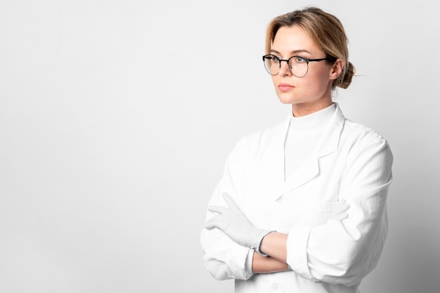 Free photo portrait of young woman with arms crosses