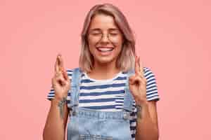 Free photo portrait of young woman with colored hair wearing overalls