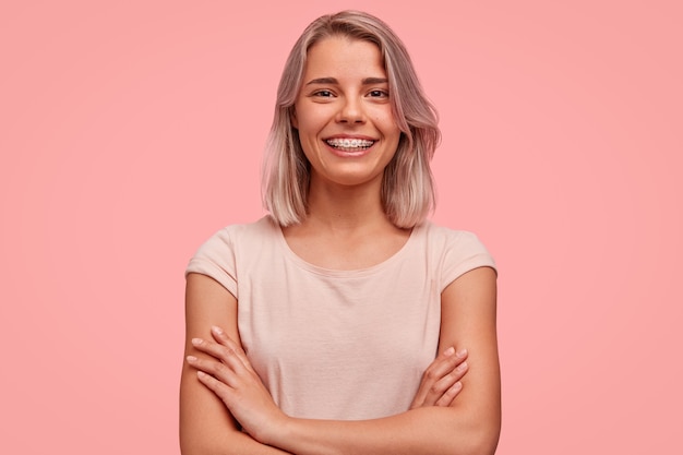 Free photo portrait of young woman with colored hair
