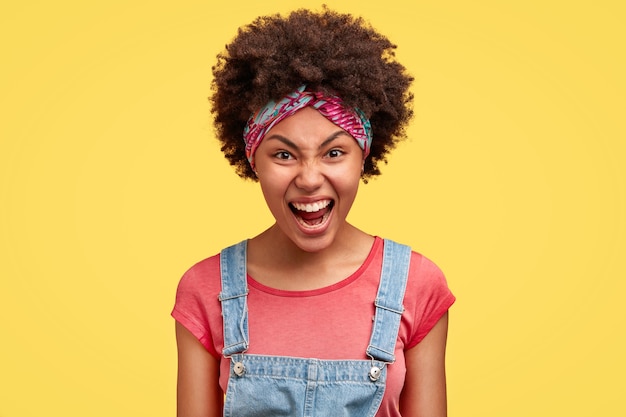 Free photo portrait of young woman with curly hair