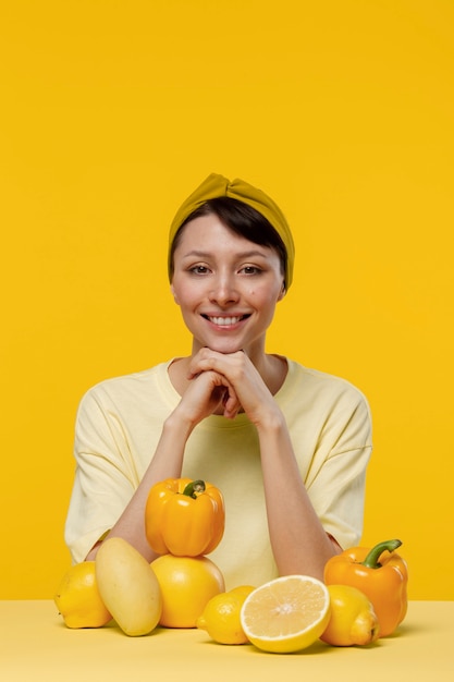 Free photo portrait of young woman with fruits and vegetables