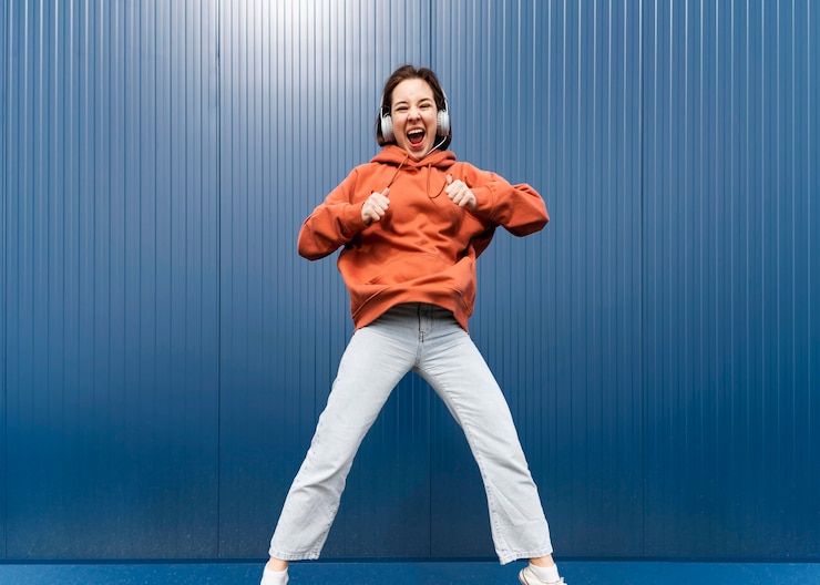 無料Photo ヘッドフォンジャンプで肖像画の若い女性