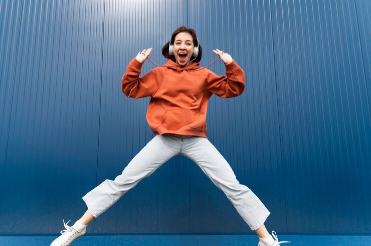 無料Photo ヘッドフォンジャンプで肖像画の若い女性