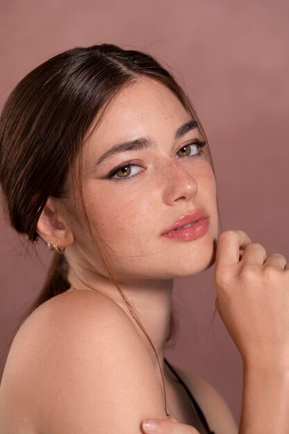 Портрет молодой женщины с естественным макияжем