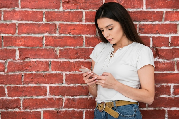 Foto gratuita ritratto di giovane donna con telefono