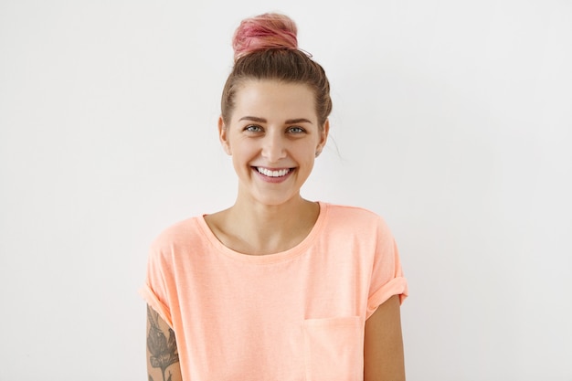 Free photo portrait of young woman with pink hair