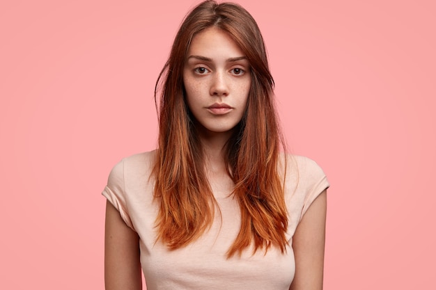 ピンクのtシャツを持つ若い女性の肖像画