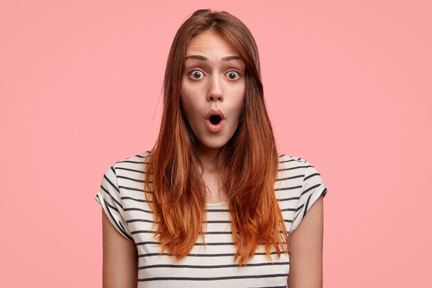 ストライプのシャツを持つ若い女性の肖像画
