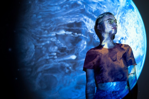우주 투영 텍스처와 젊은 여자의 초상화