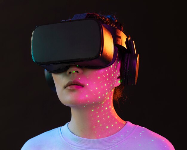 VRメガネと肖像画の若い女性