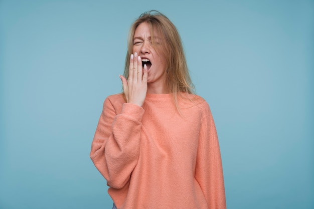 Foto gratuita ritratto di giovane donna che sbadiglia