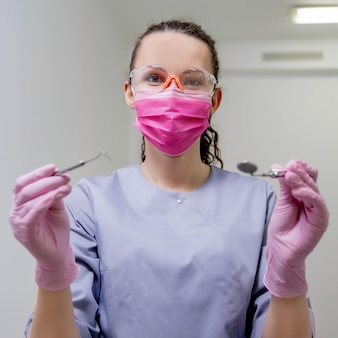 손에 도구, 의학 개념 백인 외모 직업 치과 의사의 여자의 초상화.