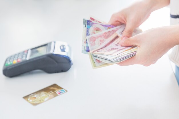 현금 결제 쇼핑 대신 POS 신용 카드 결제
