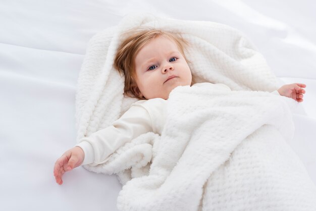 毛布で赤ちゃんのポーズ