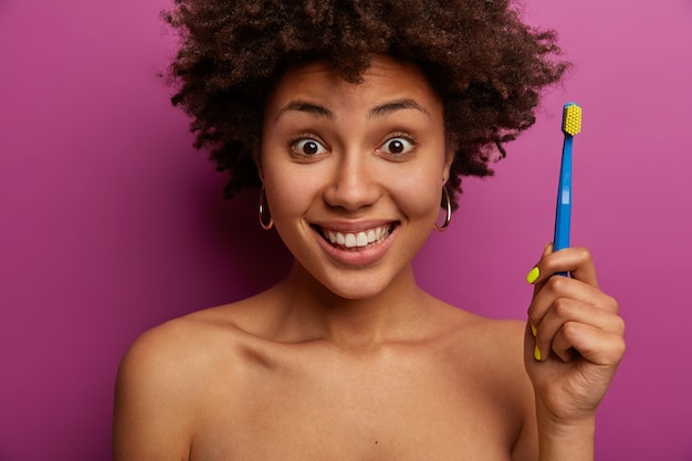 Free photo positive afro american woman tells step by step instruction