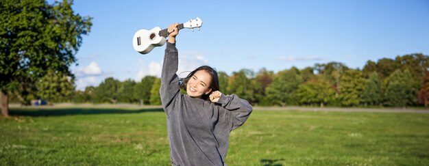 ウクレレで踊り 自由を感じ 興奮し 勝利しながら