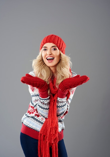 Foto gratuita emozioni positive della donna in abbigliamento invernale