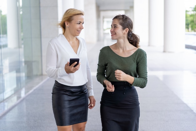 Положительные женщины-офисные работники наслаждаются нарушением снаружи