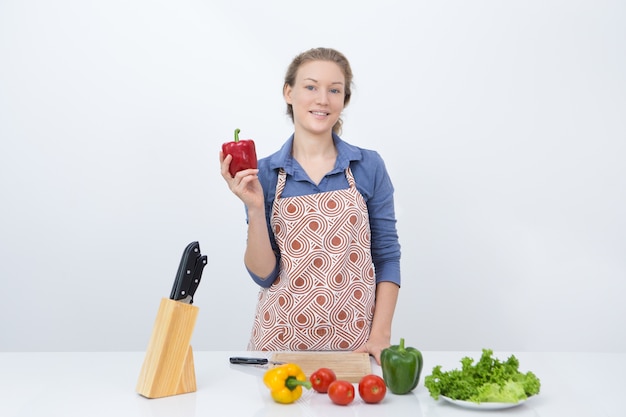 Blogger alimentare positivo che racconta la ricetta dell'insalata