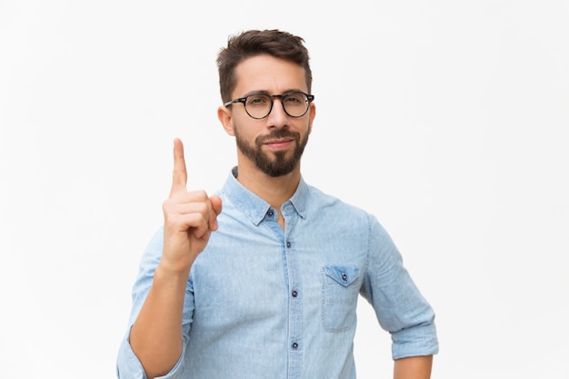 ポジティブな友好的な男がアイデアを持っている