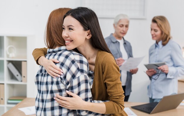 Gruppo positivo di donne insieme