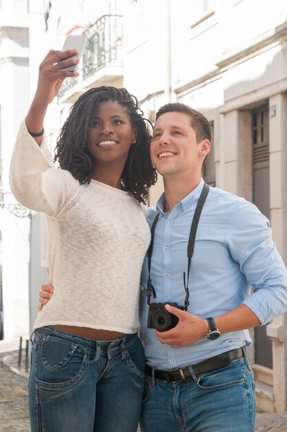 야외에서 selfie 사진을 복용 긍정적 인 interracial 커플