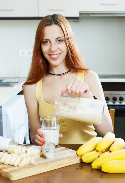Положительная длинношерстная женщина, наливающая молочный коктейль