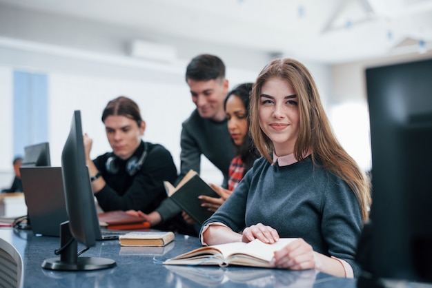 Foto gratuita stato d'animo positivo. gruppo di giovani in abiti casual che lavorano nell'ufficio moderno