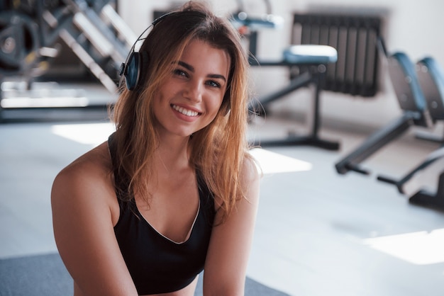 Free photo in positive mood with great music. photo of gorgeous blonde woman in the gym at her weekend time