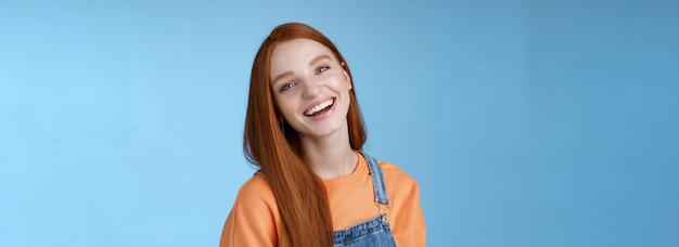 Free photo positive outgoing lively redhead girl laughing joyfully having fun talking friendly friends tilting