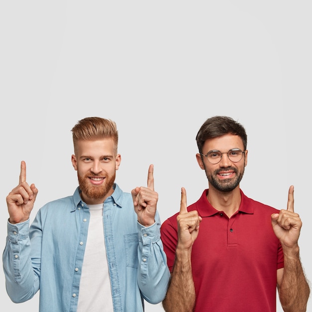 Foto gratuita uomini sorridenti positivi con barbe folte, tagli di capelli alla moda