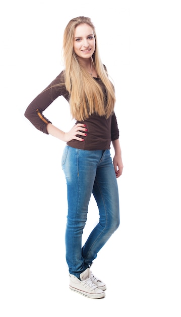 Foto gratuita adolescente positivo in jeans