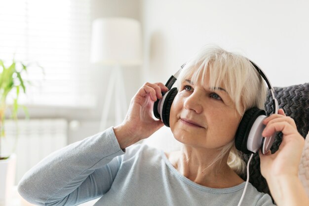 Положительная женщина слушает музыку