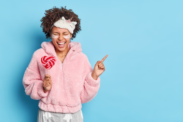 Foto gratuita positiva giovane donna afro-americana