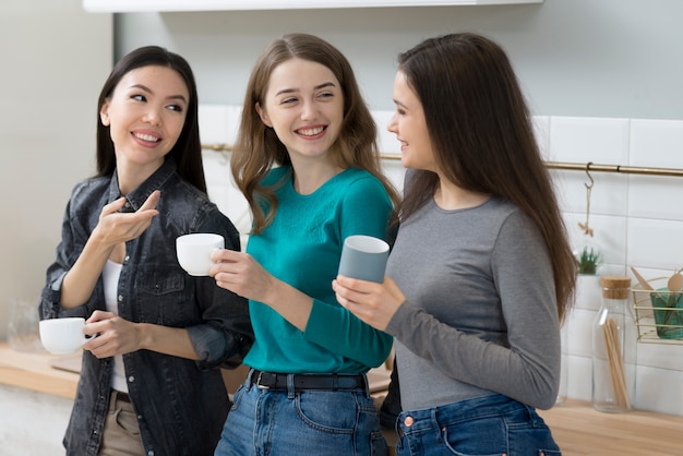 一緒にコーヒーを飲んで肯定的な若い女性