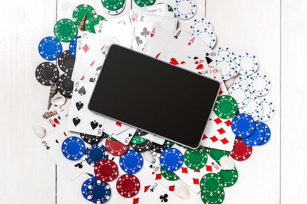 Free photo post blog social media poker. view from above with copy space. banner template layout mockup for online casino. wooden white table, top view on workplace. banner for online casinos and gambling