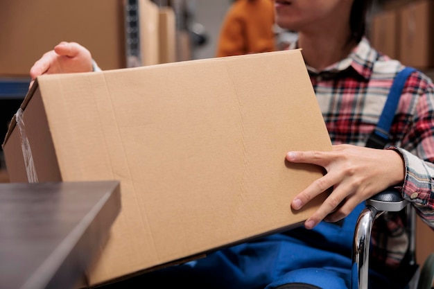 Foto gratuita impiegato del servizio postale con pacchetto di detenzione per disabili