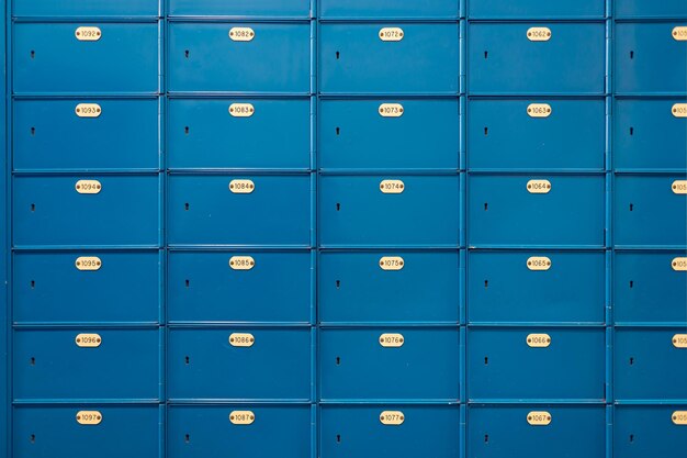 Шкафчики с почтовым индексом синего цвета и табличка с идентификационным номером