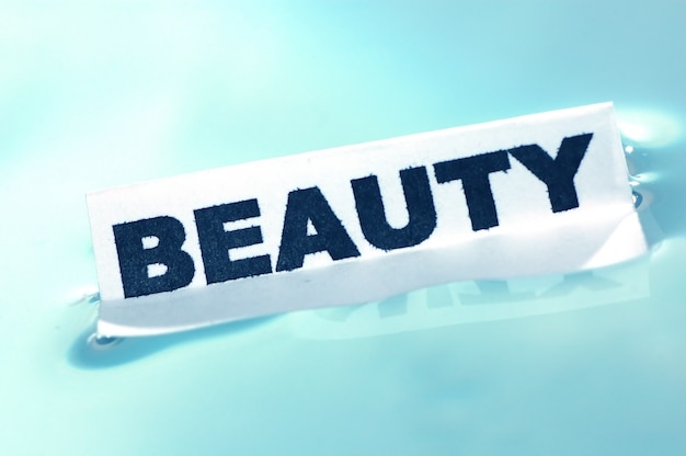 "아름다움"이라는 포스터